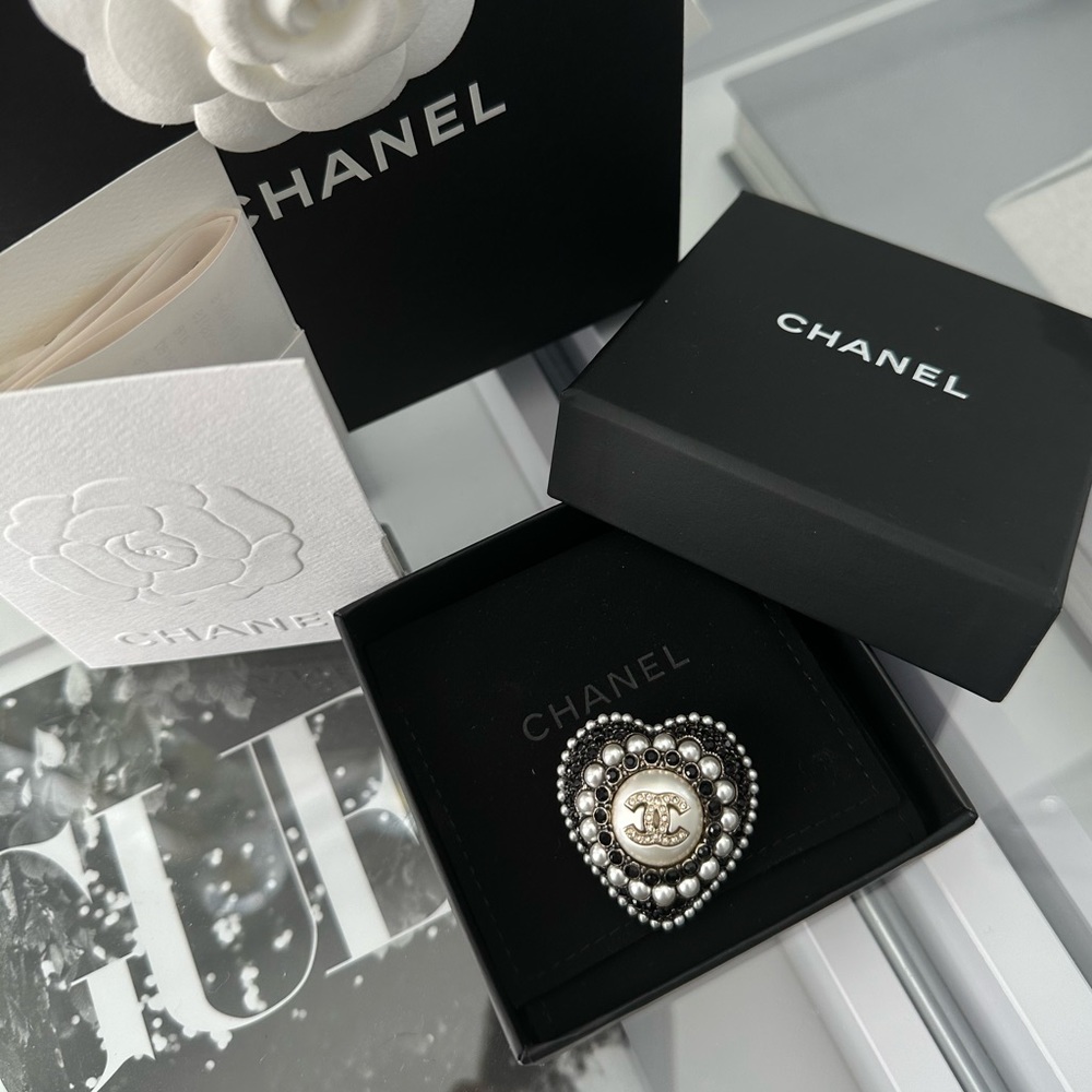 New CHANEL heart brooch with strass & pearl
